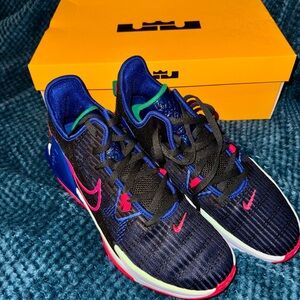 NIB Lebron James Witness VI Men’s Nike Black and Blue Sneakers l